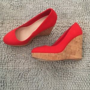 Dark orange cork wedge pumps